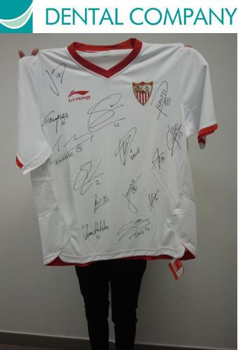 La franquicia Dental Company sortea una camiseta firmada del Sevilla FC